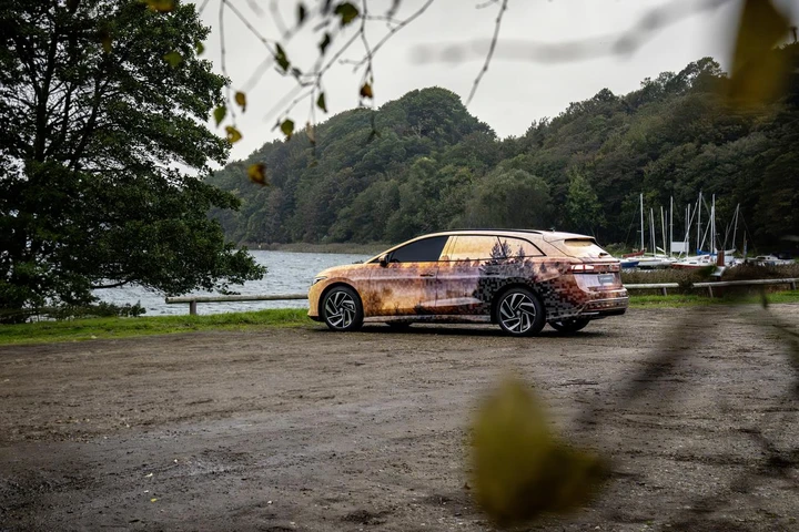 Volkswagen ID.7 Tourer: prime immagini della station wagon elettrica