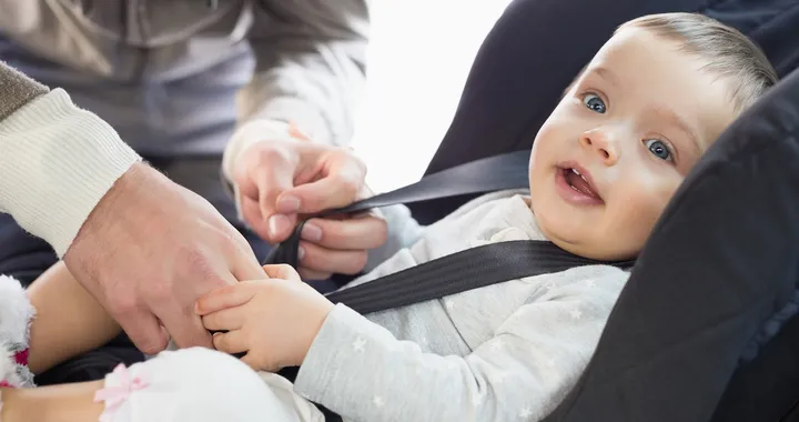 Seggiolino bambini sul sedile davanti: come disattivare l'airbag del passeggero