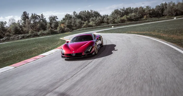 Alfa Romeo 33 Stradale: emozioni e adrenalina a Balocco con Valtteri Bottas