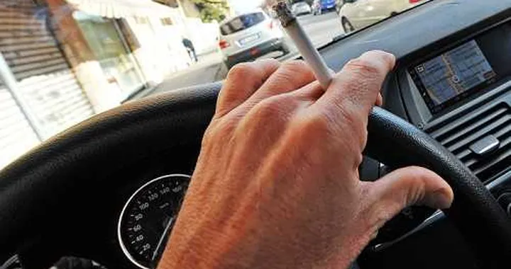 Se si fuma in macchina l'auto perde valore