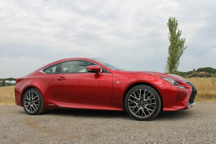 Lexus RC Hybrid in prova