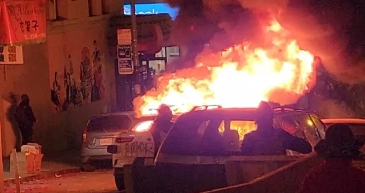 La folla impazzita brucia il robotaxi Waymo a San Francisco [VIDEO]