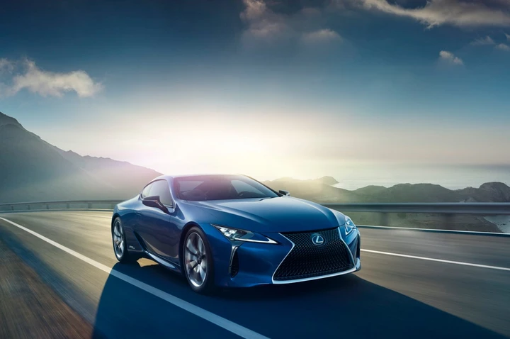 Lexus LC500h: prime immagini ufficiali