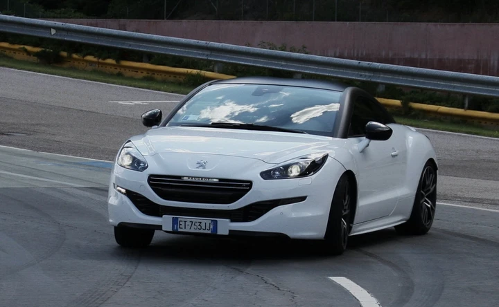 Peugeot RCZ R, la prova su strada