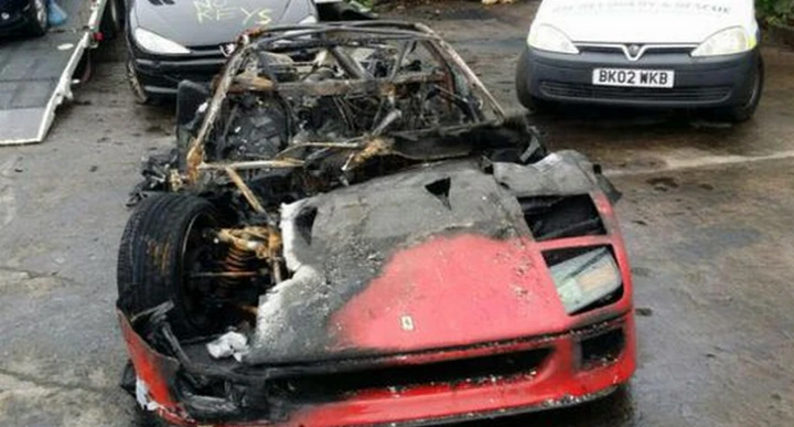 Ferrari F40: prima il restauro, poi le fiamme