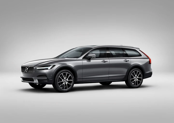 Volvo: arriva la V90 Cross Country