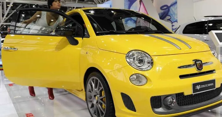Abarth 695 Tributo Ferrari: a Bologna si veste di giallo