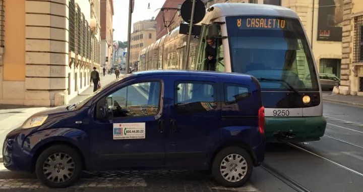 Roma, auto del Comune blocca il tram
