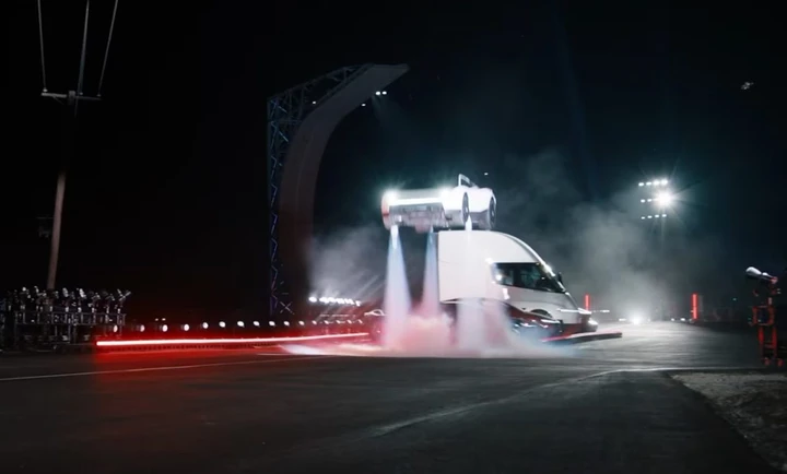 Nuova Tesla Roadster 2028: vola e fa lo 0-100 in 0,81 secondi [VIDEO]