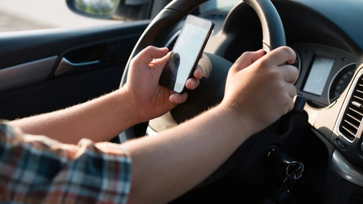 La Top Ten delle distrazioni al volante