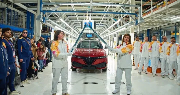 La Fiamma Olimpica tra gli operai Stellantis: una giornata simbolo