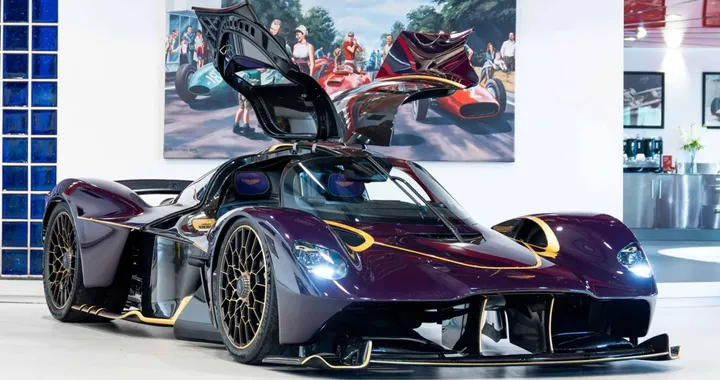 Fibra di carbonio viola, oro e potenza V12: ecco a voi Valkyrie Anemos la sexy hypercar