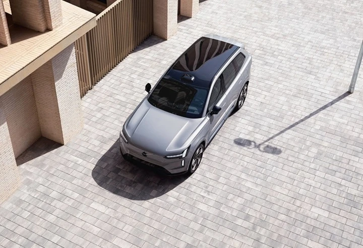 Volvo EX90 2026: il SUV elettrico si aggiorna e ricarica 250 km in 10 minuti