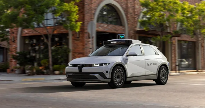 Waymo paga il prezzo dei test: 589 infrazioni e 65.000 dollari di multe per i robotaxi