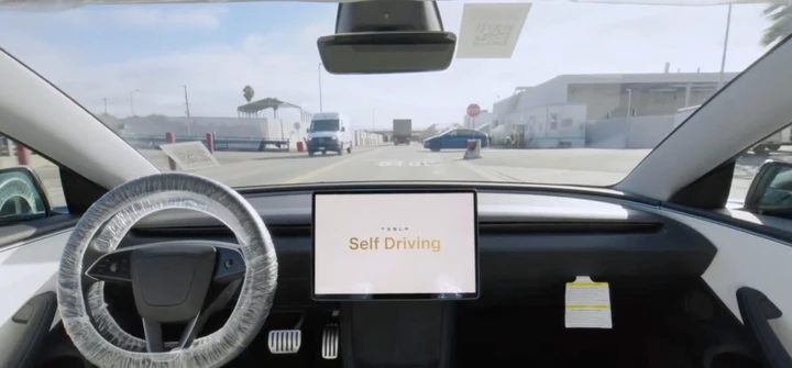 Tesla muove i primi passi concreti verso la guida autonoma