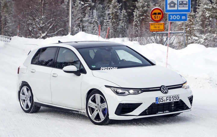 Nuova Volkswagen Golf R: le foto spia