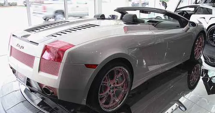 La strana storia di una Lambo tutta rosa