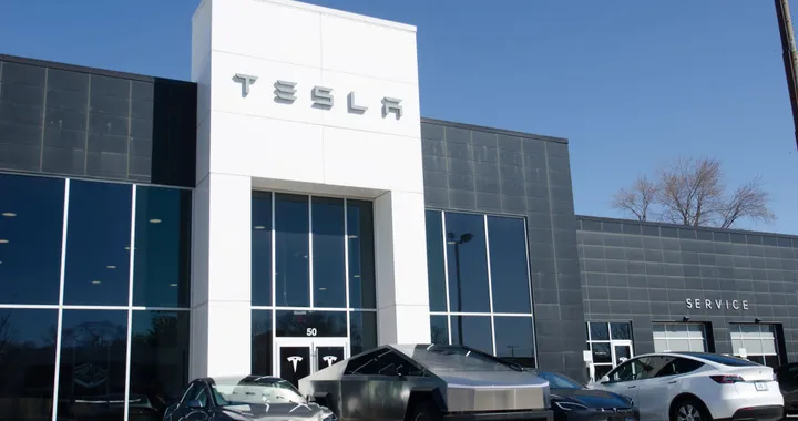 Crisi Tesla, le azioni colano a picco: -42% in soli due mesi