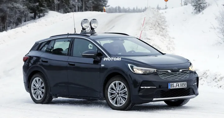 Volkswagen ID.4X, il SUV elettrico spiato durante i test su strada