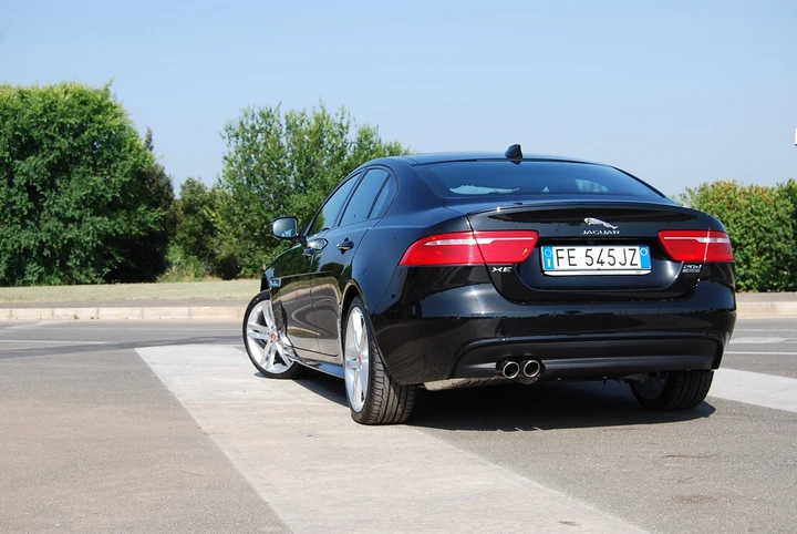 Jaguar XE 2.0 D Turbo 180 CV AWD R-Sport: la prova su strada