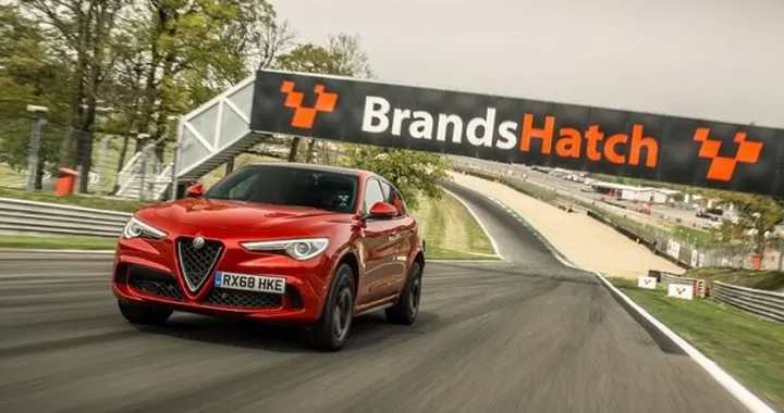 Alfa Romeo Stelvio Quadrifoglio, è record sui circuiti inglesi: ecco il video