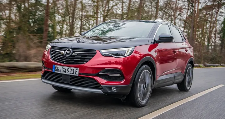 Opel Grandland X Plug-In Hybrid4: il SUV ibrido 4x4 con 300 CV