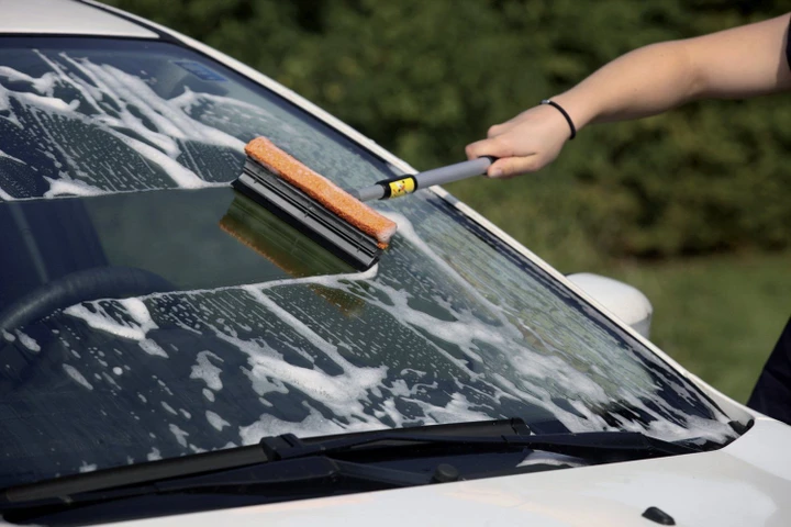 Come pulire i vetri auto (interni ed esterni) senza graffi e aloni
