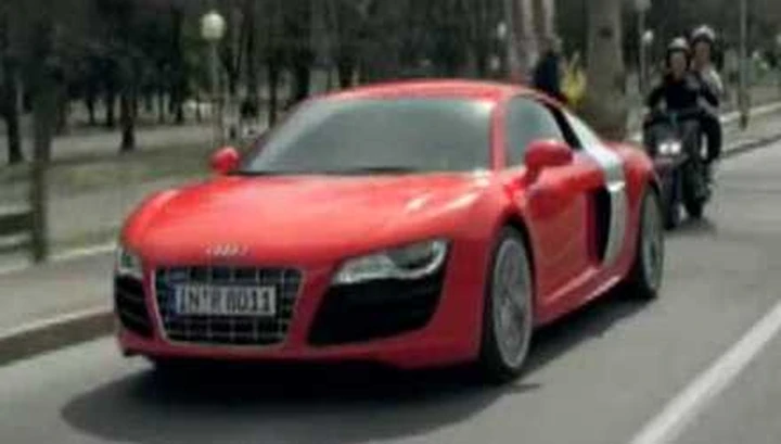 La Audi R8 5.2 FSI quattro “profana” Maranello (ma solo in pubblicità)