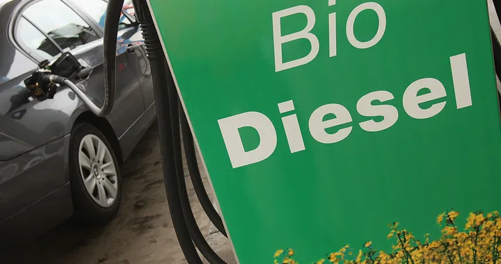 E-fuel e biocarburanti, la speranza per un futuro dei motori a combustione nell'UE