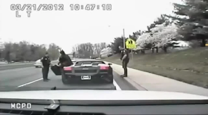 Fermata dalla polizia una Lamborghini nera. A guidarla è Batman