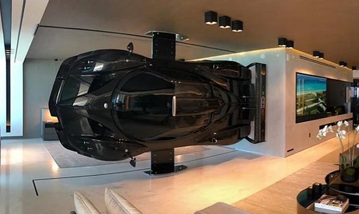 Nel salotto di casa, una Pagani Zonda Revolucion