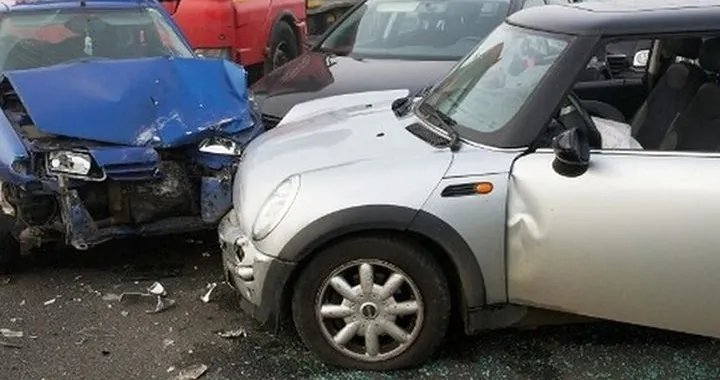 Concorso di colpa in un incidente stradale: chi paga?