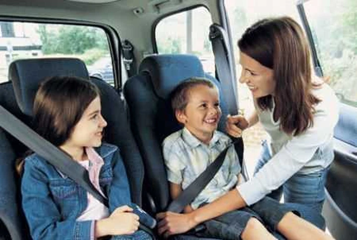 Bimbi in auto, la sicurezza al centro