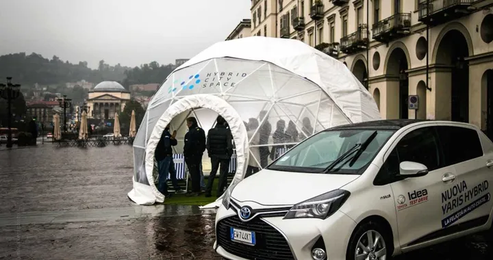 Toyota presenta a Torino l'Hybrid Metro Mobility