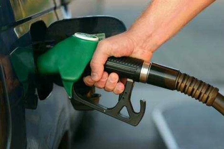 Rubano benzina e la rivendono con lo sconto