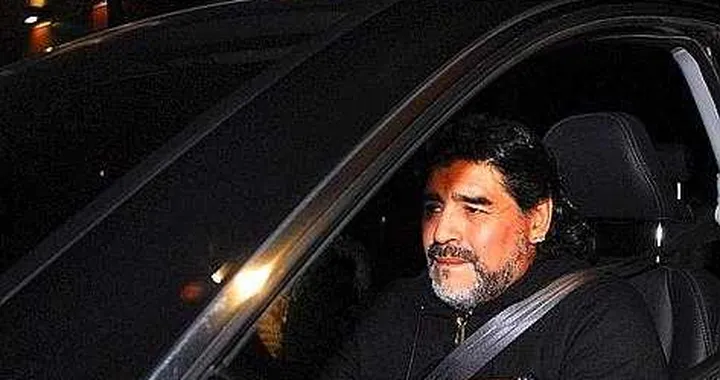 Incidente d’auto per Maradona: frontale contro un bus