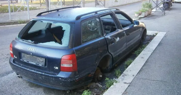 Cassazione: abbandonare l'auto è un reato penale