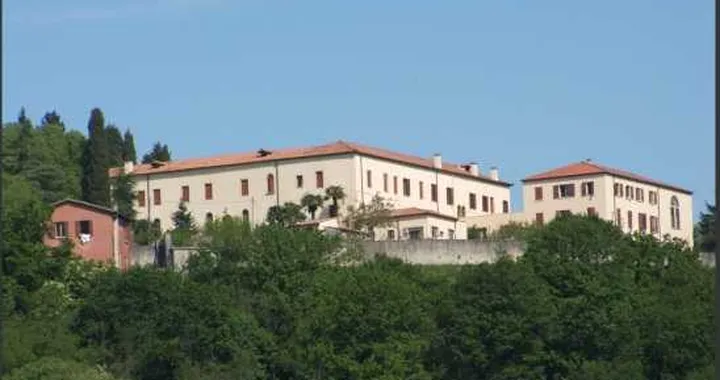 Sesso in auto al convento. Ora basta!