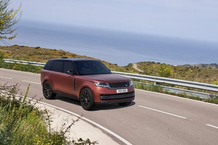 Range Rover: ecco la quinta generazione, caratteristiche e versioni ibride