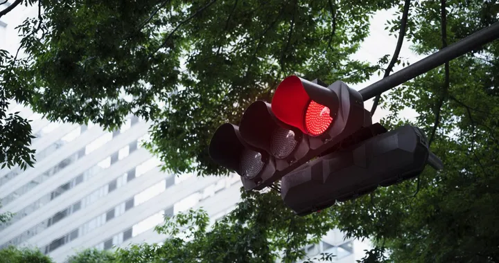 Luce bianca ai semafori: la rivoluzione americana per la guida autonoma