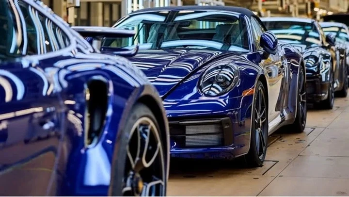 Porsche in crisi: è caos totale, addio ai top manager, crollano vendite e utili