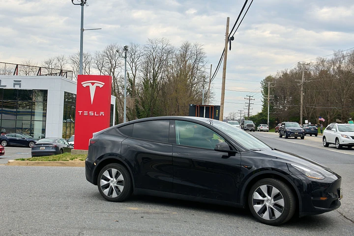 Coglie il colpevole mentre vandalizza la sua Tesla, richiede risarcimento milionario