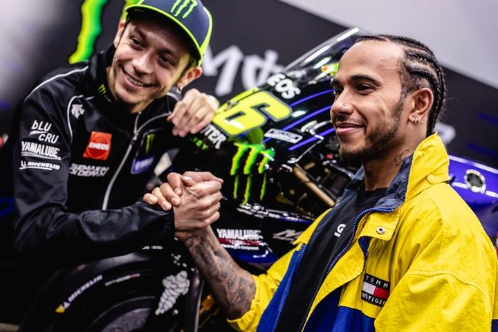 F1 e MotoGP: scambio di mezzi tra Hamilton e Rossi a Valencia