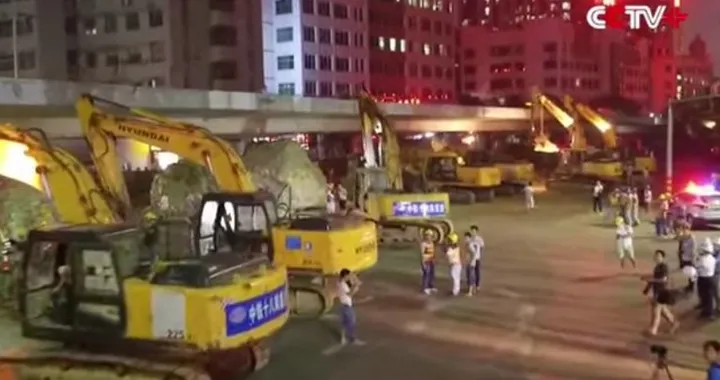 Cina, il ponte va giù in una sola notte: video