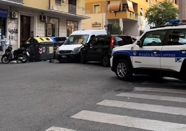 Scappa dalla Polizia Locale e sbatte contro un furgone