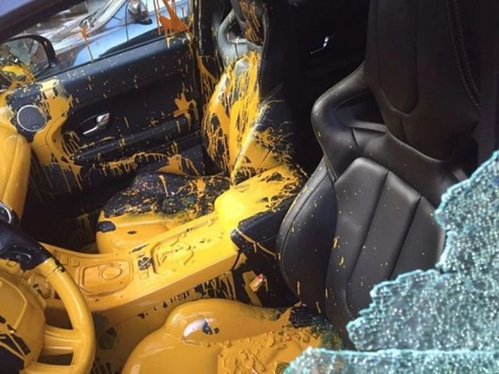Non paga il parcheggio e si ritrova con l'auto imbrattata di vernice gialla