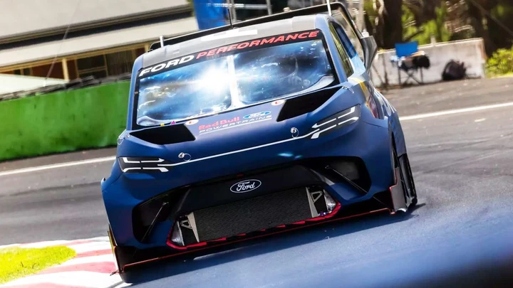 Ford SuperVan 4.2: il furgone elettrico che batte le supercar al Nürburgring