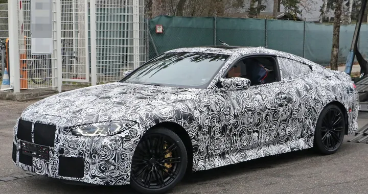 Nuova Bmw M4 coupé: spiata durante i test