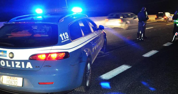 Inseguimento sulla A1, ladro di Suv sperona auto Polizia