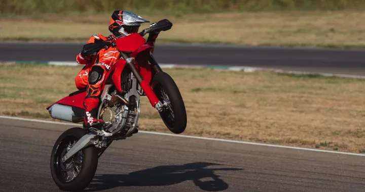 Ducati Desmo450 SM: 63,5 CV e tecnologia da gara a 13.990 euro